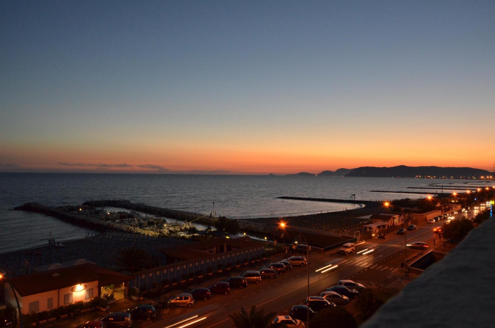 Hotel Italia Marina di Massa Exterior photo