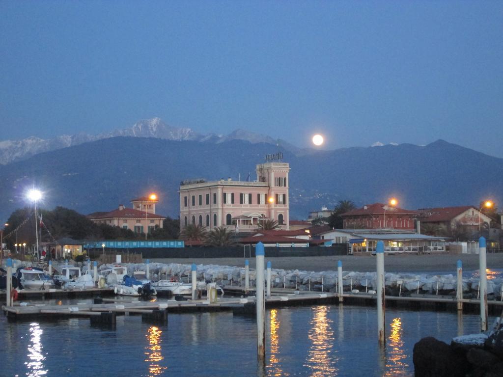Hotel Italia Marina di Massa Exterior photo