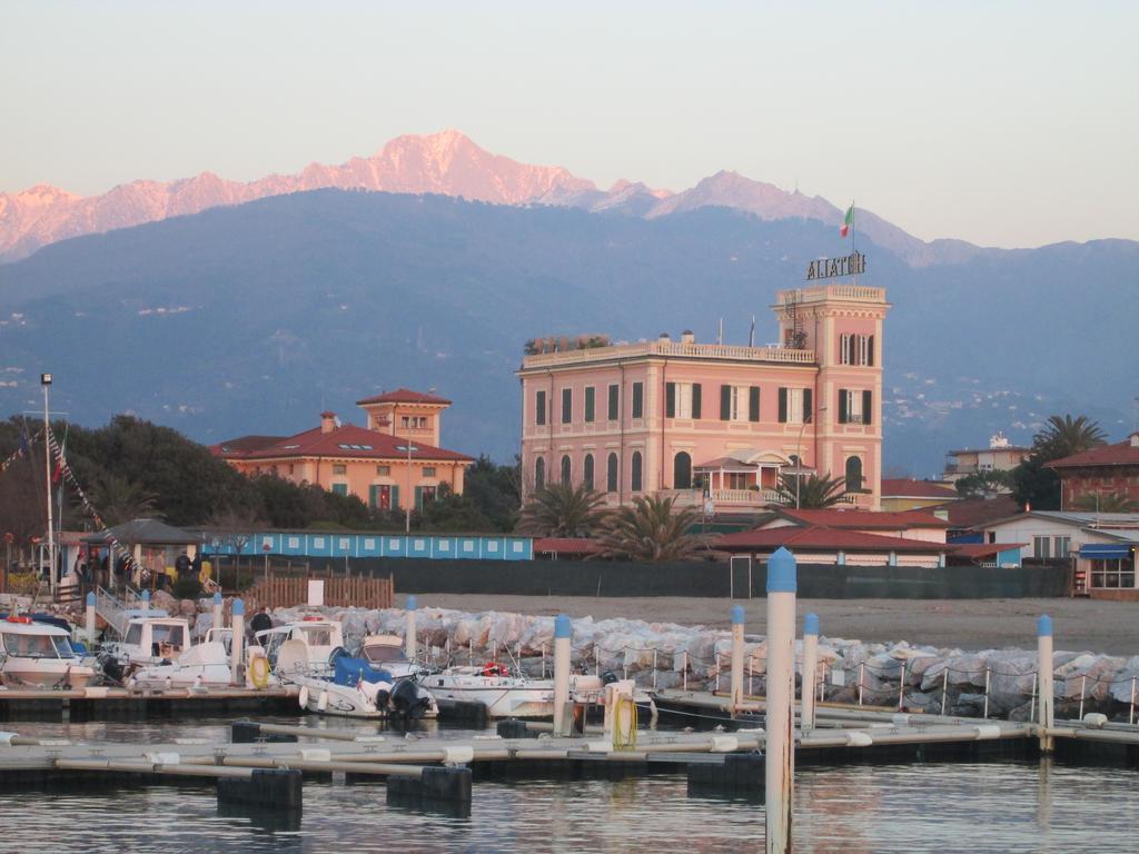 Hotel Italia Marina di Massa Exterior photo