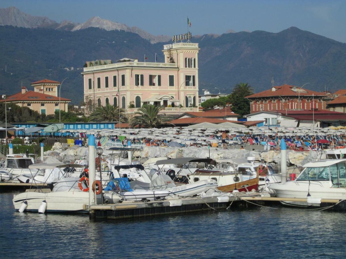 Hotel Italia Marina di Massa Exterior photo